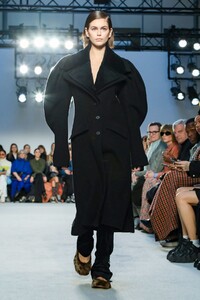 JW-Anderson-RTW-FW20-London-2028-1581945394.thumb.jpg.5d088718f2422de2ed7149c8fa94172d.jpg