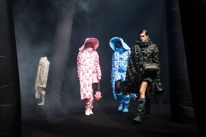 Moncler-RTW-FW20-Milan-46516-1582138266.thumb.jpg.e14813507a886236a46c6a975f533df3.jpg