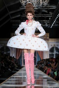 Moschino-RTW-FW20-Milan-3724-1582233494.thumb.jpg.e3dede186eba25691c635fe51331f550.jpg