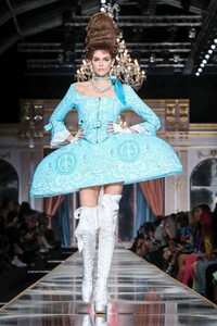 Moschino-RTW-FW20-Milan-4182-1582233900.thumb.jpg.88805facc9af18a28ce0817adc1cdd09.jpg