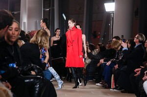 Proenza-Schouler-RTW-FW20-New-York-5759-1581367011.thumb.jpg.1cd4b9da210eb94e7a0e8d2c14139485.jpg