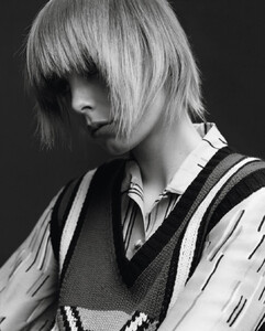 Vogue_Paris-March_2016-Edie_Campbell-by-Harley_Weir-04.thumb.jpg.352727d999aa46f0122a887b332d435d.jpg