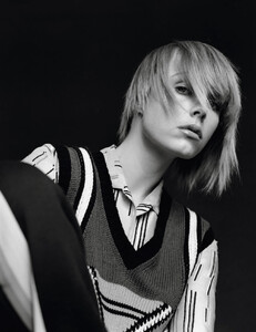 Vogue_Paris-March_2016-Edie_Campbell-by-Harley_Weir-05.thumb.jpg.04462179c0f3503b7a6edd45c80f3d6d.jpg