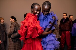 backstage-defile-alberta-ferretti-automne-hiver-2020-2021-milan-coulisses-223.thumb.jpg.0baa96fcdbc05cceb2fec4776382cabf.jpg
