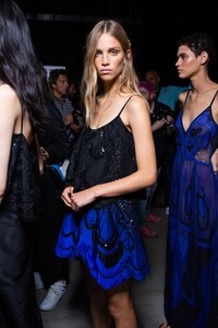 backstage-defile-alberta-ferretti-printemps-ete-2020-milan-coulisses-69.thumb.jpg.2d54056b4413ff9447344fec9a2a8a98.jpg