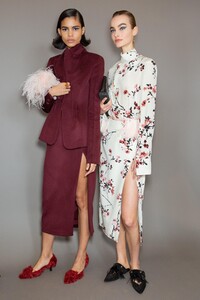 backstage-defile-altuzarra-automne-hiver-2020-2021-paris-coulisses-175.thumb.jpg.14f2d54811a192f0bf327fd2f8c51c1b.jpg