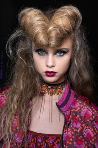 backstage-defile-anna-sui-automne-hiver-2020-2021-new-york-coulisses-36.thumb.jpg.70969006dc6c469ed85b10f9ada1cf3c.jpg