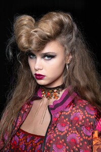backstage-defile-anna-sui-automne-hiver-2020-2021-new-york-coulisses-37.thumb.jpg.f2f48e9a545bc37cc148dd32a6680508.jpg