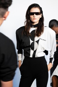 backstage-defile-balmain-printemps-ete-2020-paris-coulisses-52.thumb.jpg.6f7d20d16156ac5786ce19710be37746.jpg