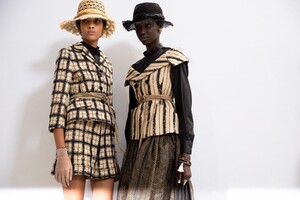 backstage-defile-christian-dior-printemps-ete-2020-paris-coulisses-266.thumb.jpg.363622bd2081ace177d0c41958939379.jpg
