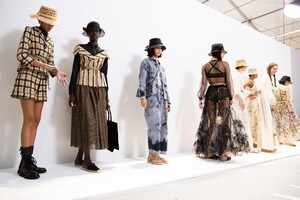 backstage-defile-christian-dior-printemps-ete-2020-paris-coulisses-268.thumb.jpg.fa76fc6ef752d81c0ab255422d4d5582.jpg