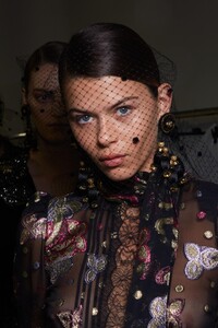 backstage-defile-elie-saab-automne-hiver-2020-2021-paris-coulisses-178.thumb.jpg.297d9361490ded677efa692a8a77a549.jpg