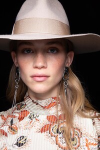 backstage-defile-etro-automne-hiver-2020-2021-milan-coulisses-103.thumb.jpg.2623f3c7b8a50d46b13bc1af36d76787.jpg