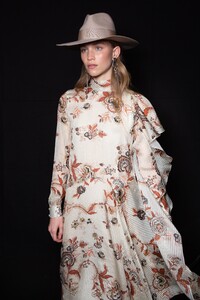 backstage-defile-etro-automne-hiver-2020-2021-milan-coulisses-109.thumb.jpg.2d975f1bed92434982680612fdf28a4a.jpg