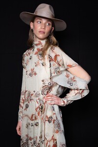backstage-defile-etro-automne-hiver-2020-2021-milan-coulisses-110.thumb.jpg.7367500a549692c99d49d8067fbedc9d.jpg