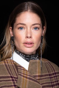 backstage-defile-etro-automne-hiver-2020-2021-milan-coulisses-117.thumb.jpg.bfac3e253b92e0c67e43e41712a5ebab.jpg