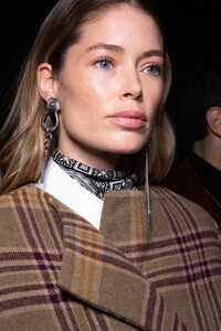backstage-defile-etro-automne-hiver-2020-2021-milan-coulisses-118.thumb.jpg.aec20336c3ae4b2d086712fe3f3e21c3.jpg