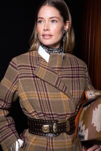 backstage-defile-etro-automne-hiver-2020-2021-milan-coulisses-119.thumb.jpg.00e6fcd74b3e288eca650a673dc1db91.jpg
