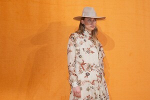 backstage-defile-etro-automne-hiver-2020-2021-milan-coulisses-3.thumb.jpg.13f3807cdef6bef4c63a2e7497d81333.jpg