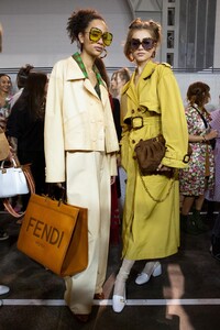 backstage-defile-fendi-printemps-ete-2020-milan-coulisses-206.thumb.jpg.fe1d6ad98c2c3f2dcfc286c4cb5d387a.jpg
