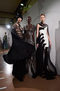 backstage-defile-iris-van-herpen-printemps-ete-2020-paris-coulisses-32.thumb.jpg.e2c10d39afe14d463f288c940829d409.jpg