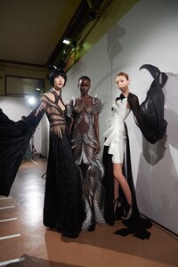 backstage-defile-iris-van-herpen-printemps-ete-2020-paris-coulisses-33.thumb.jpg.397e15f06d4eeba93aa6e9d339d7e671.jpg