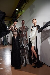 backstage-defile-iris-van-herpen-printemps-ete-2020-paris-coulisses-34.thumb.jpg.41ceb498f3cc9d2633957aa7f669f038.jpg