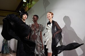 backstage-defile-iris-van-herpen-printemps-ete-2020-paris-coulisses-36.thumb.jpg.0432c6d55f18a5c10d0b812a6645242b.jpg