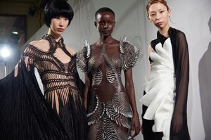backstage-defile-iris-van-herpen-printemps-ete-2020-paris-coulisses-37.thumb.jpg.c7b4818e42c1a85d7c679945e168b2ab.jpg