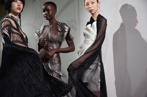backstage-defile-iris-van-herpen-printemps-ete-2020-paris-coulisses-38.thumb.jpg.42e02d3ee90159456205e3bb2fe30c48.jpg