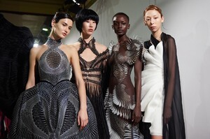 backstage-defile-iris-van-herpen-printemps-ete-2020-paris-coulisses-39.thumb.jpg.bb4bf470a4e4293bed700519cf6d2f82.jpg