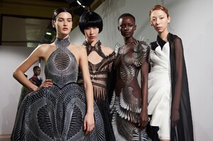 backstage-defile-iris-van-herpen-printemps-ete-2020-paris-coulisses-40.thumb.jpg.091bdc06fb21f2282498d3f35f644a4f.jpg
