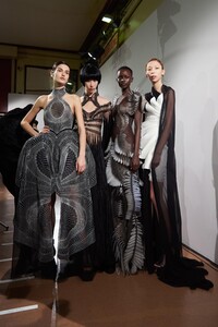 backstage-defile-iris-van-herpen-printemps-ete-2020-paris-coulisses-41.thumb.jpg.41168feabfc46f881c50257535e9d792.jpg