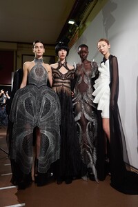 backstage-defile-iris-van-herpen-printemps-ete-2020-paris-coulisses-44.thumb.jpg.48bcb0ae662c3625dc6308471b994fa8.jpg