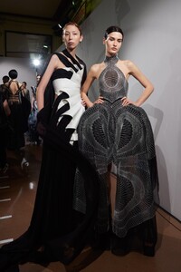 backstage-defile-iris-van-herpen-printemps-ete-2020-paris-coulisses-50.thumb.jpg.65d700ea8c1b894137a040bb6e6b6c18.jpg