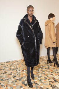 backstage-defile-max-mara-automne-hiver-2020-2021-milan-coulisses-77.thumb.jpg.84317d4cf609aae97abe96638f5019be.jpg