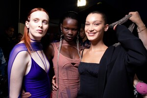 backstage-defile-mugler-printemps-ete-2020-paris-coulisses-128.thumb.jpg.51fcec581f39d1abea5760c1afa947a3.jpg