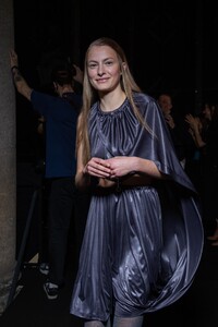 backstage-defile-sportmax-automne-hiver-2020-2021-milan-coulisses-157.thumb.jpg.67ad3955d4e281a726330dfb558e527d.jpg