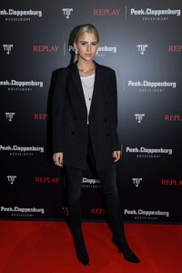 caroline-daur-replay-peek-cloppenburg-in-dusseldorf-02-13-2020-0.jpg