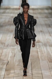 defile-alexander-mcqueen-printemps-ete-2020-paris-look-4.thumb.jpg.60b89b04bcd535510d7f12fe1b58e407.jpg