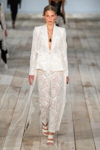 defile-alexander-mcqueen-printemps-ete-2020-paris-look-6.thumb.jpg.46affcaf589bf6570d91c214dc060359.jpg