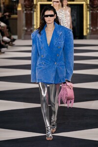 defile-balmain-printemps-ete-2020-paris-look-78.thumb.jpg.a0a132d0941f9be9552b5902208cb8c0.jpg