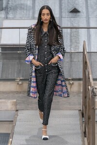 defile-chanel-printemps-ete-2020-paris-look-14.thumb.jpg.784a110bc7f4a1c2c2adf608755d1eb9.jpg