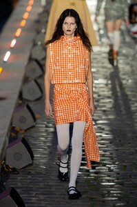 defile-courreges-printemps-ete-2020-paris-look-15.thumb.jpg.82c0221a92f9d9f0adcd5d30e7402e76.jpg