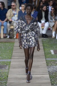 defile-etro-printemps-ete-2020-milan-look-51.thumb.jpg.2d738d7d89f043eace465ceec966da2a.jpg