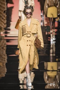 defile-fendi-printemps-ete-2020-milan-look-21.thumb.jpg.0b015e96f13d150e0e525c8d3a57c654.jpg