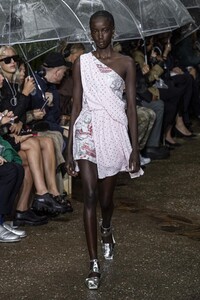 defile-lanvin-printemps-ete-2020-paris-look-62.thumb.jpg.4b5a18295f49a4967c27f89bb15485f2.jpg