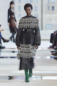 defile-longchamp-automne-hiver-2020-2021-new-york-look-6.thumb.jpg.016451ad87ebb17b3497d20cf72794b5.jpg