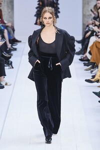 defile-max-mara-automne-hiver-2020-2021-milan-look-43.thumb.jpg.59e64c468e61dfa42394b8981ffb5bb6.jpg