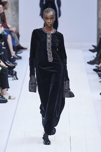 defile-max-mara-automne-hiver-2020-2021-milan-look-45.thumb.jpg.6f90b75a2a47ef359063471f0b1eeaa6.jpg